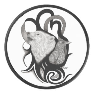 Weißer Wolf mit Raben-Stammeskunst Eishockey Puck