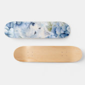 Weißer Wolf Pastellblaue Wasserfarben Florals Skateboard (Horizontal)