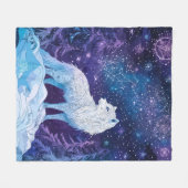 Weißer Wolf unter magischem Sternenhimmel Fleecedecke (Vorderseite (Horizontal))