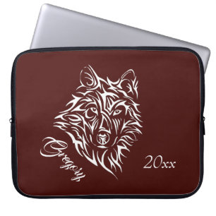 Weißer Wolfskopf auf Blutrot mit Name und Textbere Laptopschutzhülle