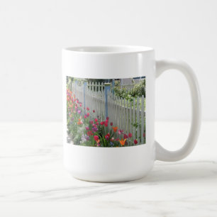 Weißer Zaun mit Tulips-Tasse Kaffeetasse