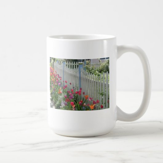 Weißer Zaun mit Tulips-Tasse Kaffeetasse (Rechts)