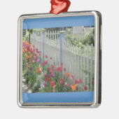 Weißer Zaun mit Tulips-Urlaubsornament Silbernes Ornament (Links)