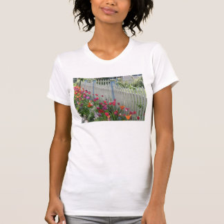 Weißer Zaun mit weißem Tulip-T - Shirt