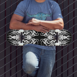 Weißes abstraktes gebrochenes Herz Stammesdesign Skateboard