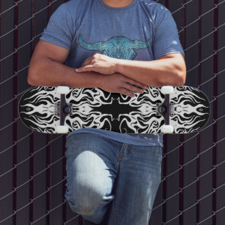 Weißes abstraktes gebrochenes Herz Stammesdesign Skateboard