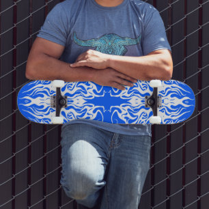 Weißes abstraktes gebrochenes Herz Stammesdesign Skateboard