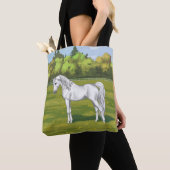 Weißes ägyptisches Arabisches Pferd in Sommerweide Tasche (Von Nahem)