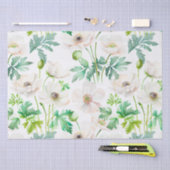 Weißes Anemon Blume auf Creme Seidenpapier (Handwerk)