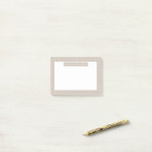 Weißes auf beigen Punkten Muster mit individuellem Post-it Klebezettel (Auf Schreibtisch)