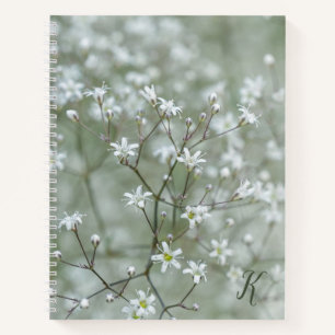 Weißes Baby-Atem-Blumenfoto mit Monogramm Notizblock