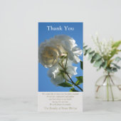 Weißes Beileid des Rosen-blauen Himmel-1 danken Dankeskarte (Stehend Vorderseite)