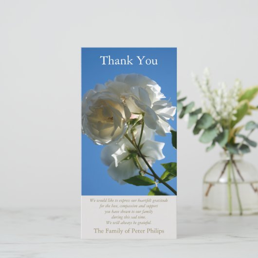 Weißes Beileid des Rosen-blauen Himmel-1 danken Dankeskarte (Stehend Vorderseite)