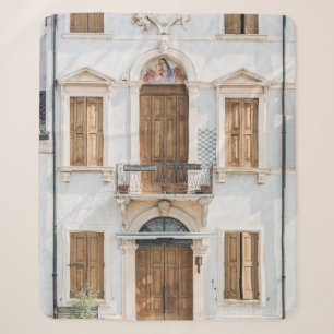 WEIßES BETONGEBÄUDE MIT HOLZTÜREN UND WIND SHERPADECKE