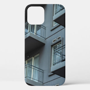WEIßES BETONGEBÄUDE MIT WEIßEN METALLGELÄNDERN Case-Mate iPhone HÜLLE