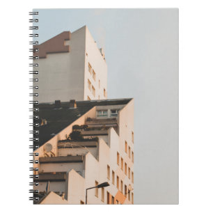 WEIßES BETONGEBÄUDE NOTIZBLOCK