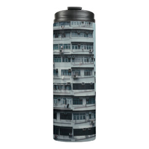 WEIßES BETONGEBÄUDE THERMOSBECHER