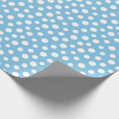 Weißes Blatt auf hellblauem Umhüllungspapier Geschenkpapier (Ecke)