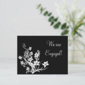 Weißes Blumendesign auf schwarzen Postkarten (Stehend Vorderseite)