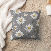 Weißes, blumengeschmücktes Kissen mit gelber Mitte (Decke)