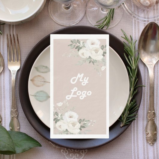 Weißes Blumenmuster, beigefarbenes Firmenlogo Serviette