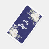 Weißes Blumenmuster, blaues Firmenlogo Serviette (Ecke)