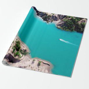 WEIßES BOOT AUF BLAUEM MEERWASSER WÄHREND DES TAGE GESCHENKPAPIER