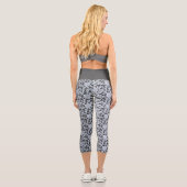 Weißes botanisches Design auf grau Capri Leggings (Rückseite)