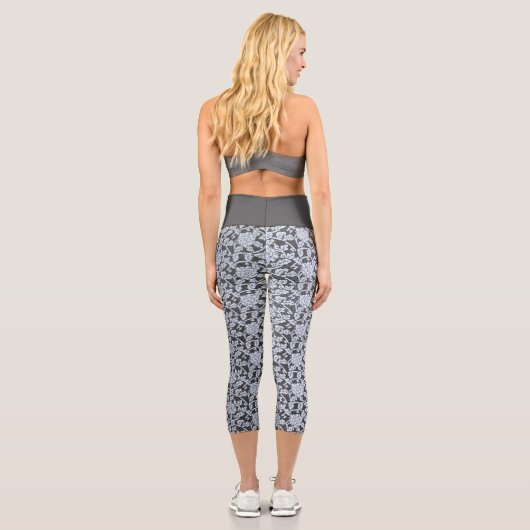 Weißes botanisches Design auf grau Capri Leggings (Rückseite)