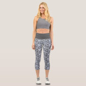 Weißes botanisches Design auf grau Capri Leggings (Vorderseite)