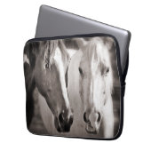 Weißes Brown Pferde Sepia Laptopschutzhülle (Vorderseite Links)