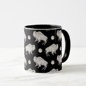 Weißes Büffel-Vollmond-schwarzes Wiederholen Tasse (VorderseiteRechts)