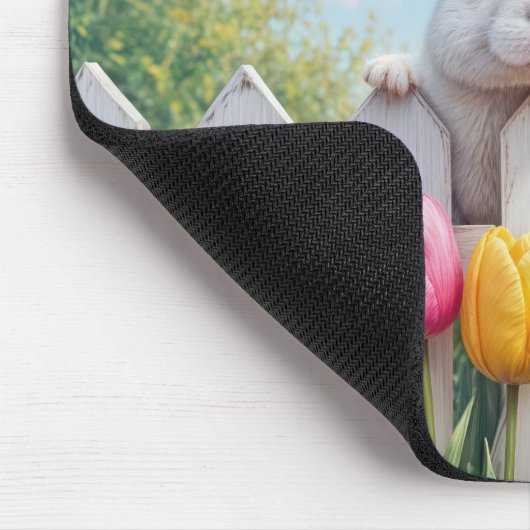 Weißes Bunny im Tulip Garten Mousepad (Ecke)