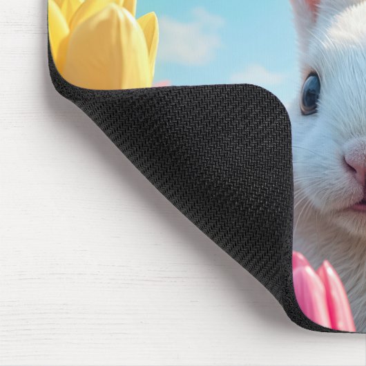Weißes Bunny im Tulip Garten Mousepad (Ecke)