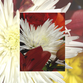 Weißes Chrysanthemum unter den Blume Rot und Orang