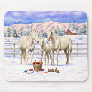 Weißes Cremello Quarter Pferde im Schnee Mousepad