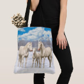 Weißes Cremello Quarter Pferde im Schnee Tasche (Von Nahem)