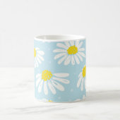 Weißes Daisy blaues Hintergrund Nahtlos Kaffeetasse (Mittel)