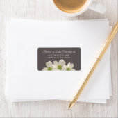 Weißes Dogwood-Blume auf dem Räucherbraun Adressaufkleber (Insitu)