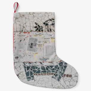 Weißes Druckerpapier auf weißem und grauem Beton Kleiner Weihnachtsstrumpf