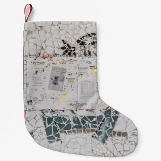 Weißes Druckerpapier auf weißem und grauem Beton Kleiner Weihnachtsstrumpf