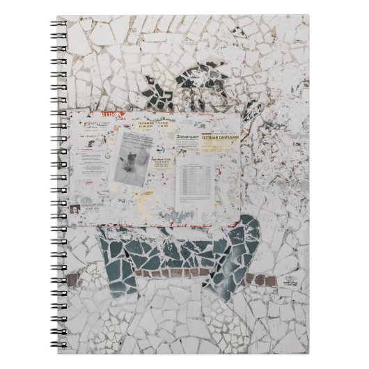 Weißes Druckerpapier auf weißem und grauem Beton Notizblock (Vorderseite)