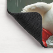 Weißes Duckling in einer Regenpuppe Mousepad (Ecke)