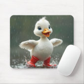 Weißes Duckling in einer Regenpuppe Mousepad (Mit Mouse)