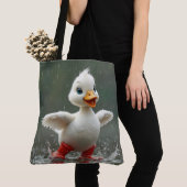 Weißes Duckling in einer Regenpuppe Tasche (Von Nahem)