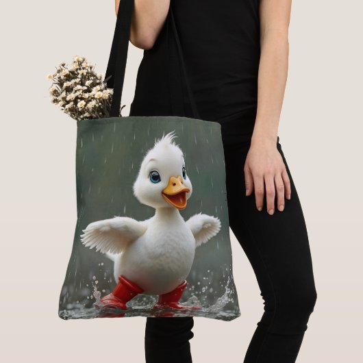 Weißes Duckling in einer Regenpuppe Tasche (Von Nahem)