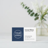 Weißes dunkelblaues Logo, modern minimalistisch Visitenkarte (Stehend Vorderseite)