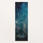Weißes, dunkelblaues Meerwasser abstrakt Monogram Yogamatte (Vorderseite)