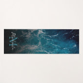 Weißes, dunkelblaues Meerwasser abstrakt Monogram Yogamatte (Vorderseite (Horizontal))
