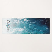 Weißes, dunkelblaues Meerwasser abstrakt Monogram Yogamatte (Vorderseite (Horizontal))